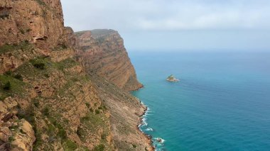 Büyüleyici uçurumlar, aşağıdaki sakin okyanusla buluşuyor. Doğa severler ve macera arayanlar için mükemmel bir kaçış noktası.