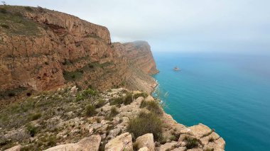 Bu güzel sahil manzarasında nefes kesen kayalık kayalıkların ve sakin suların nefes kesici manzaralarını keşfedin.