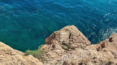 Göz kamaştırıcı ve nefes kesici görüntüler sakin okyanuslar ve parlak mavi gökyüzünün altındaki görkemli kıyı şeritlerini gösteriyor.