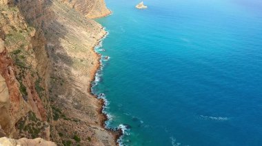 Nefes kesici sahil kayalıkları sakin mavi denizlerle buluşuyor. Güzellik arayan doğa aşıkları için mükemmel.