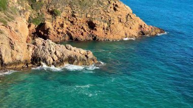 Engebeli uçurumları ve sakin turkuaz denizi olan büyüleyici sahil şeridi, seyahat ve doğa aşıkları için mükemmel..