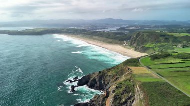 Göz kamaştırıcı bir hava manzarası görkemli uçurumları, yemyeşil alanları ve güzel sahil boyunca sakin bir sahili yakalar.
