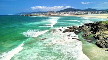 Nefes kesen bir sahil şeridi göz kamaştırıcı turkuaz dalgalar yavaşça güzel altın kumlara yuvarlanıyor.