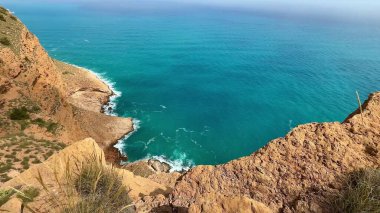 Canlı mavi denizi olan kayalık uçurumların nefes kesici manzarası doğa severler ve seyahat meraklıları için mükemmel..