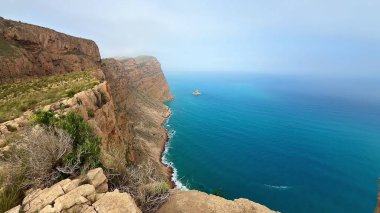 Çarpıcı uçurumlar kristal gibi berrak ve ferahlatıcı okyanus sularıyla gerçekten güzel bir kıyı manzarasında buluşur.