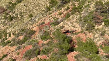 Çarpıcı bir manzara dalgalı tepeleri, canlı yeşillikleri ve görkemli kıyı okyanusu boyunca uzanan antik duvarları gözler önüne seriyor.