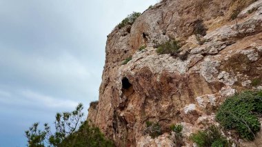 Resmedilmeye değer güzel uçurumlar yemyeşil ve sakin sularla dolu sakin bir sahil bölgesinde yer almaktadır.
