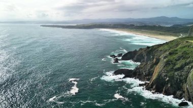 Bu çarpıcı hava manzarası nefes kesen uçurumları ve manzaralı bir sahil şeridi boyunca dalgaları gösteriyor.