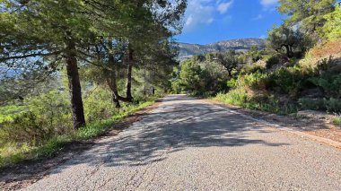 Görkemli dağlarda ve dolambaçlı bir yolda çarpıcı manzaralı canlı doğada bir maceraya atılın.