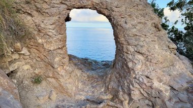 Sersemletici bir kaya oluşumu. Huzurlu ve sakin bir deniz. Tüm doğa severler için ideal.