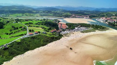 Hava manzarası göz kamaştırıcı güzellikte bir sahil manzarası sergiliyor. Canlı ve gür yeşilliklerle çevrili.