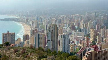 Bu çarpıcı manzara büyüleyici bir şehir silueti sergiliyor. Muhteşem kumlu plajın hemen yanında.