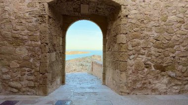 Muhteşem bir taş kemer yolu boyunca büyüleyici bir manzara önümüzde gerçekten sakin bir kıyı manzarasını gözler önüne seriyor.