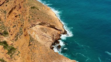 Çarpıcı sahil kayalıkları canlı mavi okyanusla buluşuyor. Doğayı seven maceracılar için bir cennet.