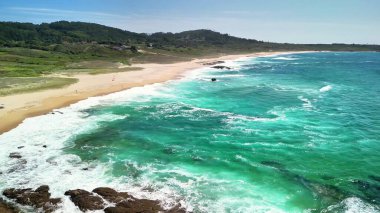 Gelin ve bu nefes kesici sahneyi keşfedin, büyüleyici turkuaz dalgalar altın kuma çarpıyor.