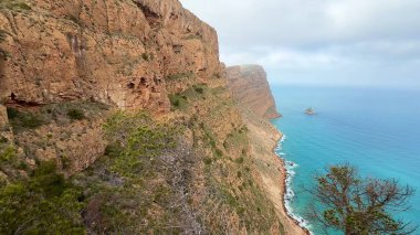 Çarpıcı kayalık kayalar ve canlı okyanus renkleri doğa keşifleri için mükemmel bir zemin oluşturur.