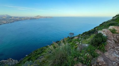 Bereketli yeşilliği ve okyanusun çarpıcı panoramik manzarasını barındıran nefes kesici bir manzara.