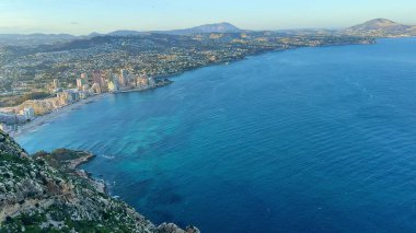 Nefes kesen kıyı şeridinin, berrak mavi suların ve görkemli dağların çarpıcı hava manzarasını deneyimleyin.