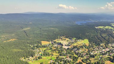 Çarpıcı bir manzaranın nefes kesici hava manzarası yuvarlanan tepeler, yoğun ormanlar ve sakin bir su kütlesi içerir.