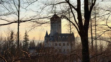 Gün batımında kış ağaçlarının arasına kurulmuş nefes kesici bir kale peri masallarının büyüleyici rüyalarını çağrıştırıyor.