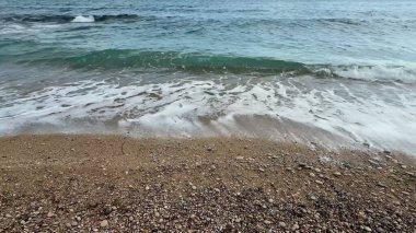 Okyanus dalgalarının dindirici güzelliğine dalın Bu sakin sahil sahnesinde altın kumlu plajla tanışın