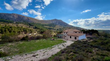 Sakin bir dağ manzarasında, yemyeşil, canlı yeşilliklerle çevrili şaşırtıcı derecede güzel bir ev bulabilirsiniz.