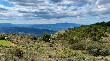 Dağların, tepelerin ve bulutların çarpıcı manzarası herkes için sakin ve güzel bir manzara yaratır.