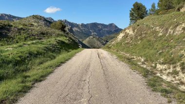 Güzel ve ıssız bir yol zarif bir şekilde soluk kesici ve resimli bir dağ manzarasında dönüyor.