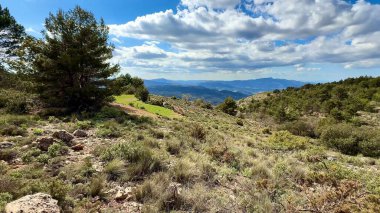 Göz kamaştırıcı manzara, hareketli mavi gökyüzünün altında yuvarlanan tepeler, açık hava meraklıları için mükemmel..