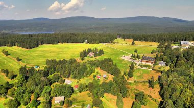 Göz kamaştırıcı bir hava görüntüsü canlı tarlaları ve arka planda manzaralı dağları güzel bir şekilde gösteriyor.