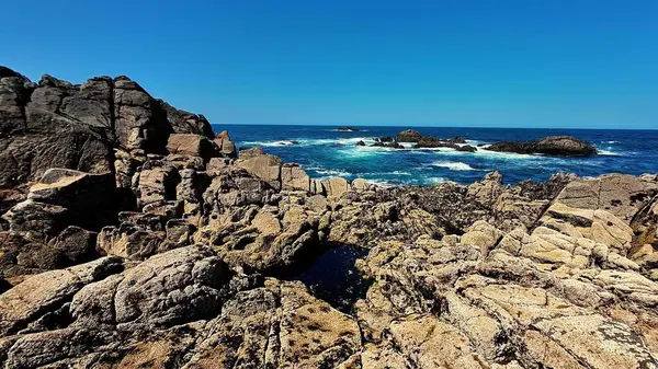 Nefes kesici bir manzara kayalık kıyıları ve okyanus dalgaları zarif bir şekilde kıyıya çarpıyor.