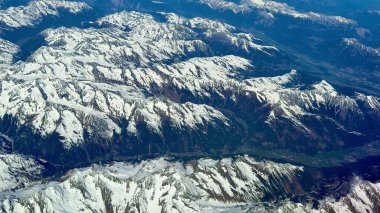 Çarpıcı hava görüntüleri karla kaplı dağları yakalıyor, doğanın sakinliğini ve güzelliğini gözler önüne seriyor.