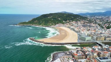 Sahillerin, plajların, dalgaların ve kentsel manzaraların ahenkli bir şekilde harmanlandığı nefes kesici görüntüler..