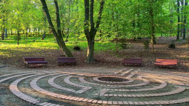 Bereketli yeşilliklerle çevrili huzurlu bir labirent meditasyon ya da doğada derin bir yansıma için mükemmeldir.