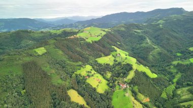 Göz kamaştırıcı hava manzarası canlı yeşil tepeleri, nefes kesen vadileri ve nefes kesici manzaraları yakalıyor.