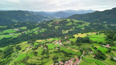 Sersemletici bir hava manzarası canlı yeşil manzaralar ve sakin tepelere yerleşmiş tuhaf köyler sergiliyor.