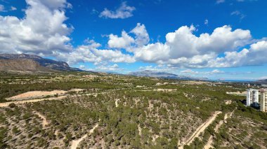Nefes kesen manzara göz kamaştırıcı bir yeşillik sergiliyor. Görkemli dağlar ve canlı bir gökyüzü eşleşiyor.