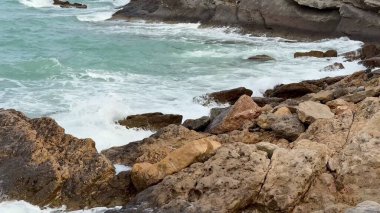 Kayalık kıyılara çarpan güçlü dalgaları hisset, doğanın gücünü ve güzelliğini ortaya çıkar.