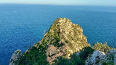 Durgun denizlerin yanında, berrak, parlak mavi gökyüzünün altında yükselen uçurumların çarpıcı güzelliğini hissedin.