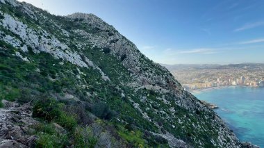 Sergilenen nefes kesici kıyı manzarası yeşil yamaçları yemyeşil ve çarpıcı okyanus manzaraları