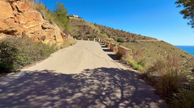 Uçsuz bucaksız okyanusa bakan inanılmaz güzel bir sahil yolu doğa severler ve çarpıcı manzaralı sürücüler için ideal.