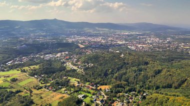 Havadan çekilen görüntüler, berrak, parlak mavi gökyüzünün altındaki verimli doğa ve kentsel alanların büyüleyici bir karışımını gözler önüne seriyor.