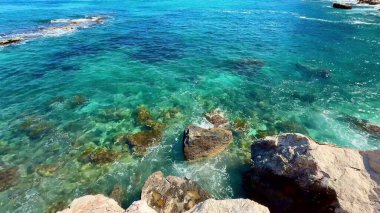 Nefes kesici bir okyanus manzarası. Huzurlu turkuaz sular ve nefes kesici uçurumlar.