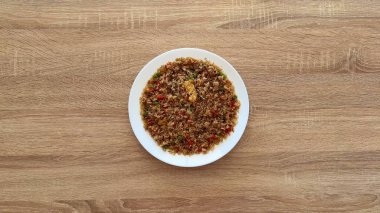 Bu sebzeli pilavın canlı tadını çıkarın. Besleyici yemekler veya sevdiklerinizle toplanmak için birebirdir.