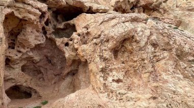 Doğal erozyonların ve benzersiz dokuların güzelliğini vurgulayan büyüleyici kaya oluşumlarını keşfetmeye cesaret edin.