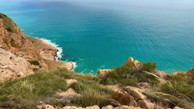 Çarpıcı sahil kayalıkları turkuaz suları ve yemyeşil suları görmezden gelerek nefes kesici ve unutulmaz manzaralar yaratıyor.