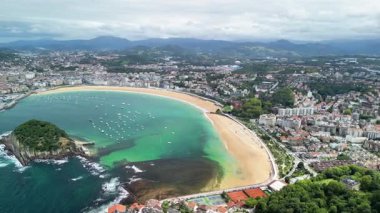 La Concha plajının ve İspanya 'nın San Sebastin şehrinin nefes kesici bir görüntüsü.
