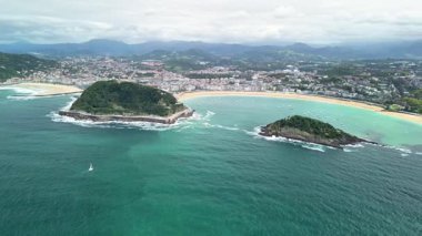 Göz kamaştırıcı hava görüntüsü nefes kesici sahil güzelliğini sergiliyor. Resimli plajlar ve kayalık adalar var.