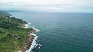 Hava görüntüleri etkileyici uçurumlar, yemyeşil alanlar ve dingin sularla çarpıcı bir kıyı şeridi yakalıyor.