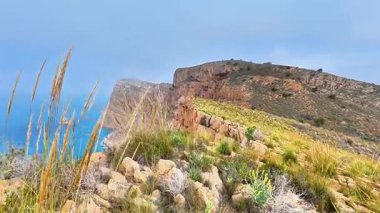 Nefes kesici uçurumları ve kristal berrak suları keşfedin, güzellikleri ve derin sükuneti gösterin.